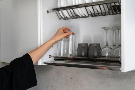 Almacena los vasos secos boca abajo para evitar la suciedad y la contaminación. Almacena los vasos secos boca abajo para evitar la suciedad y la contaminación.