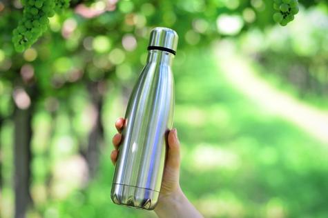 Evita reutilizar botellas de plástico y opta por una botella de acero inoxidable. Evita reutilizar botellas de plástico y opta por una botella de acero inoxidable.