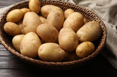 Revisa con frecuencias las papas y desecha las que tengan brotes o manchas verdes. Revisa con frecuencias las papas y desecha las que tengan brotes o manchas verdes.