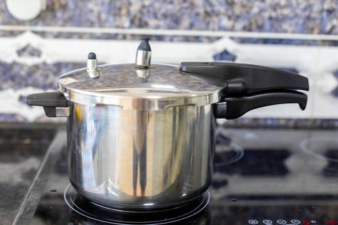 Con la olla a presión no es necesario remojar los garbanzos la noche anterior. Con la olla a presión no es necesario remojar los garbanzos la noche anterior.