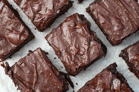 Disfruta de un brownie húmedo y esponjoso en poco tiempo.   
