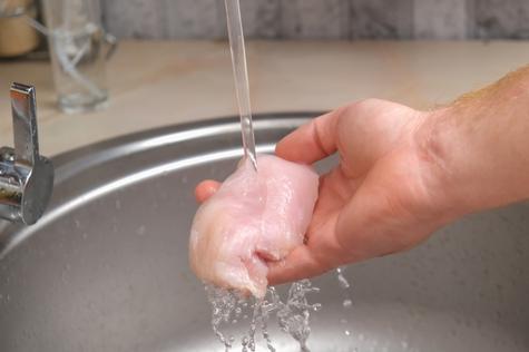 Lavar el pollo aumenta el riesgo de la propagación de bacterias. Lavar el pollo aumenta el riesgo de la propagación de bacterias.