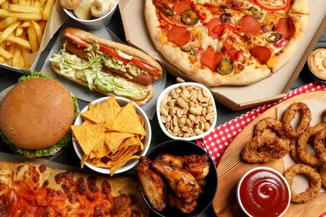 La comida chatarra daña las células y envejece la piel. La comida chatarra daña las células y envejece la piel.