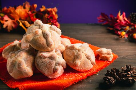 El pan de muerto mexicano está decorado con forma de huesos o un cráneo en el centro. El pan de muerto mexicano está decorado con forma de huesos o un cráneo en el centro.