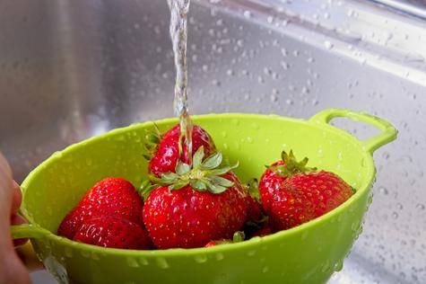 Recuerda seguir estos pasos para lavar las fresas y reducir las sustancias químicas. Recuerda seguir estos pasos para lavar las fresas y reducir las sustancias químicas.