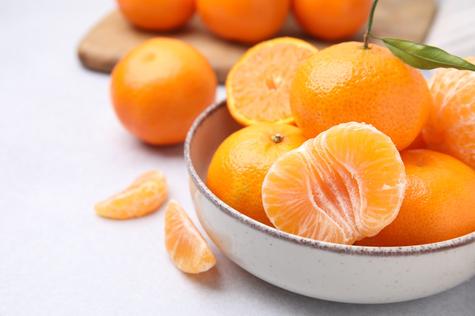 La mandarina posee vitamina C, la cual ayuda a estimular el colágeno en la piel.    La mandarina posee vitamina C, la cual ayuda a estimular el colágeno en la piel.
