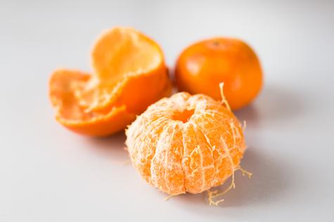 Los hilos blancos de la mandarina contribuyen a la salud intestinal.    Los hilos blancos de la mandarina contribuyen a la salud intestinal.