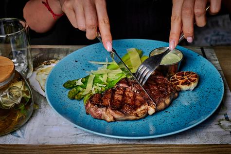 La carne contiene proteínas, vitaminas y minerales.    La carne contiene proteínas, vitaminas y minerales.