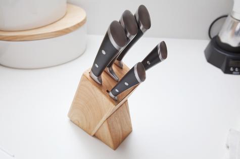 No deslices el cuchillo sobre otras superficies porque reduce el afilado.    No deslices el cuchillo sobre otras superficies porque reduce el afilado.