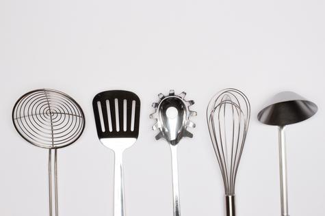 El mejor material de utensilios para utilizar en la cocina son los de acero inoxidable.   