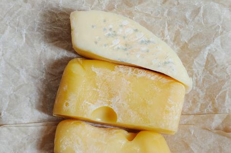 Desecha el queso que tiene mal olor y ha cambiado de color y textura. Desecha el queso que tiene mal olor y ha cambiado de color y textura.