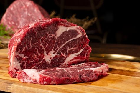 La mejor manera de descongelar la carne es guardándola en la parte inferior del refrigerador. La mejor manera de descongelar la carne es guardándola en la parte inferior del refrigerador.