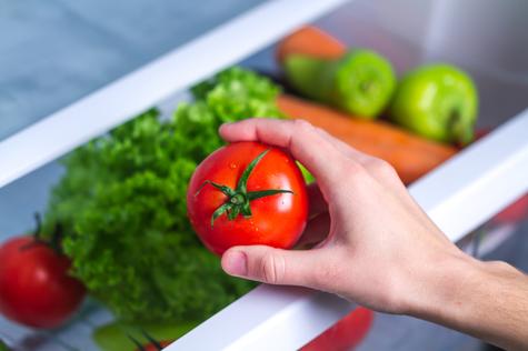 Puedes refrigerar los tomates pero no más de 3 días. Puedes refrigerar los tomates pero no más de 3 días.