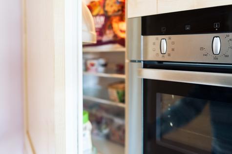 No coloques el refrigerador a lado de fuentes de calor.   