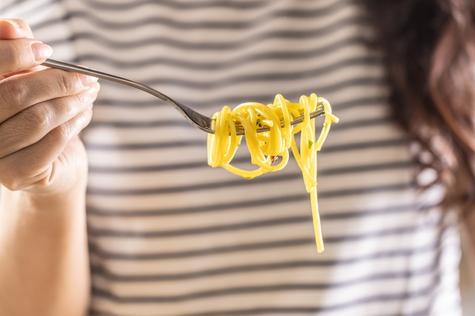 Lo mejor es cocinar la pasta en abundante agua para evitar que se pegue.    Lo mejor es cocinar la pasta en abundante agua para evitar que se pegue.