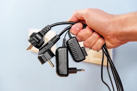 Reduce el consumo de luz desconectando los electrodomésticos.   