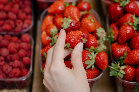 Las fresas contienen fibras, vitaminas y minerales.   