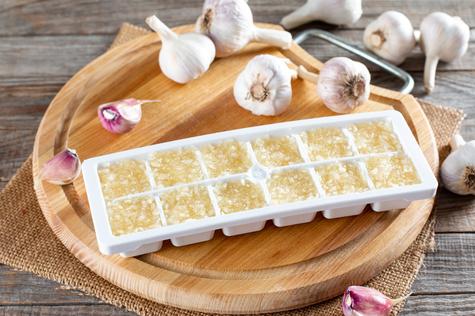 Puedes conservar el ajo molido en cubetas de hielo.   