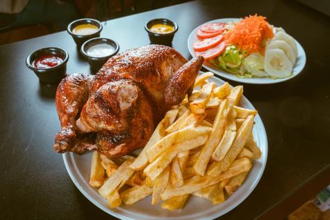 El segundo plato de los mexicanos fue el pollo a la brasa.   