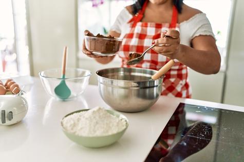 Mezcla muy bien cada ingrediente para la torta de chocolate sin gluten.   