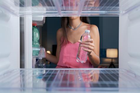  El estante central o superior de la refrigeradora son el mejor lugar para conservar los huevos.   