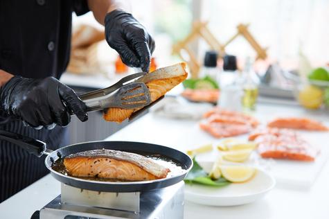 Desinfecta cocinando el pescado o congelándolo durante al menos una semana.    Desinfecta cocinando el pescado o congelándolo durante al menos una semana.