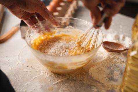 Mezcla muy bien cada uno de los ingredientes del budín de limón.    Mezcla muy bien cada uno de los ingredientes del budín de limón.