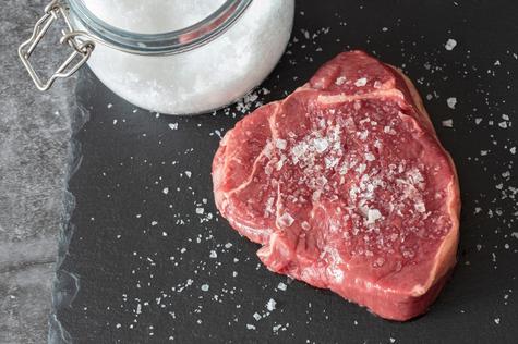 Es importante verter la sal gruesa a la carne, luego de que esté cocida.    Es importante verter la sal gruesa a la carne, luego de que esté cocida.