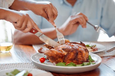 El pollo tiene proteínas, vitaminas y minerales. El pollo tiene proteínas, vitaminas y minerales.