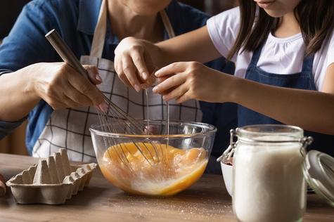 Mezcla muy bien hasta integrar cada uno de los ingredientes. Mezcla muy bien hasta integrar cada uno de los ingredientes.