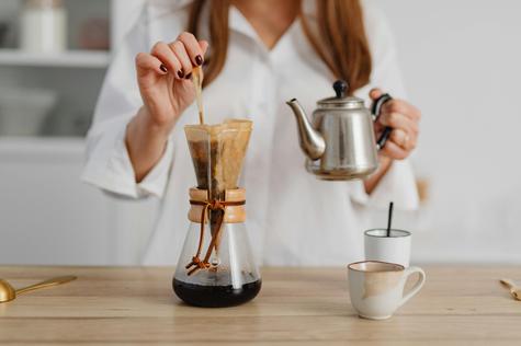Para evitar estos peligros, se sugiere calentar agua en una olla o tetera, donde se puede observar el proceso de ebullición. Para evitar estos peligros, se sugiere calentar agua en una olla o tetera, donde se puede observar el proceso de ebullición.