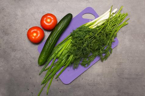 Utiliza una solución de agua y cloro para desinfectar.   