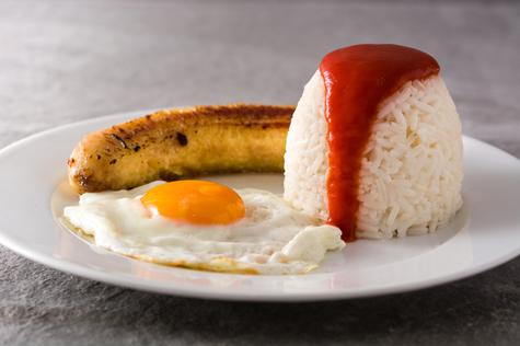 El arroz a la cubana con ketchup se consume en España.   