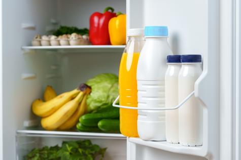 Coloca las bebidas en la puerta de la refrigeradora.   
