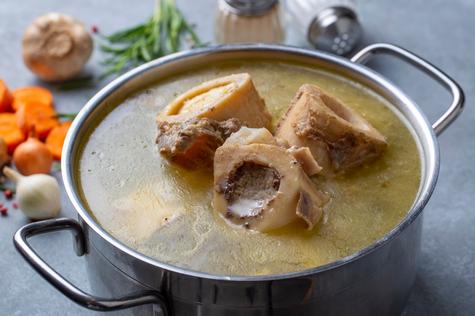 Expertos como el dietista Tyler Florek advierten que, aunque el caldo puede ser nutritivo, no hay suficiente respaldo científico.    Expertos como el dietista Tyler Florek advierten que, aunque el caldo puede ser nutritivo, no hay suficiente respaldo científico.