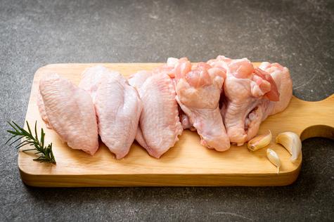 Separa las alas del pollo.    Separa las alas del pollo.