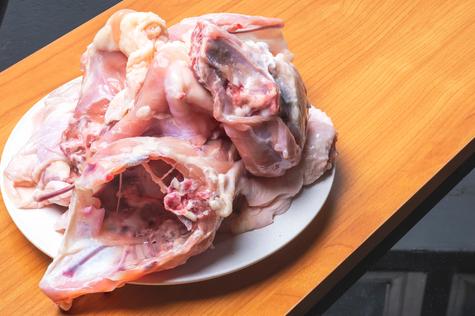 Saca la carcasa del pollo.    Saca la carcasa del pollo.