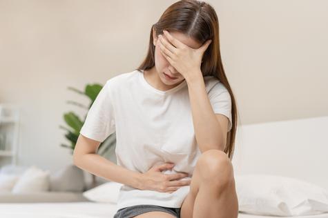 El consumo de queque en mal estado causa intoxicación alimentaria.    El consumo de queque en mal estado causa intoxicación alimentaria.