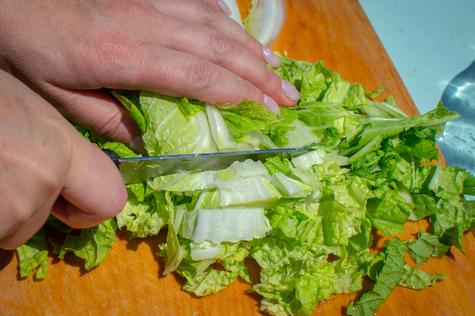 No cortes la lechuga con el cuchillo porque puede perder su sabor.   