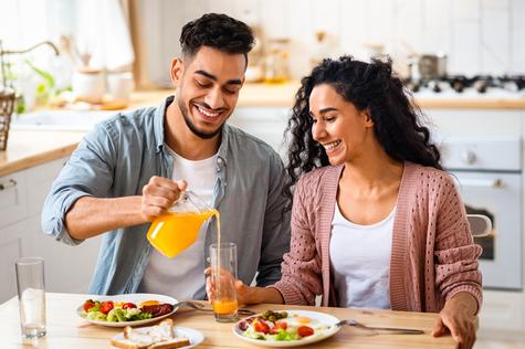 Incorporar frutas, cereales integrales y lácteos bajos en grasa favorece tu bienestar.    