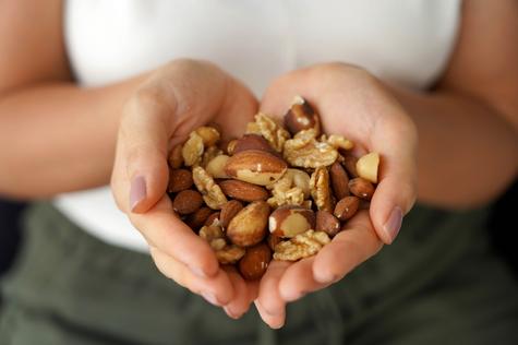 Consumir frutos secos son esenciales para un bienestar general. Fuente: Shutterstock.   
