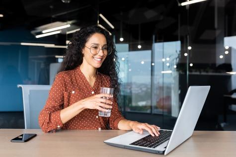 Beber al menos dos litros de agua diarios es crucial para la salud renal. Fuente: Shutterstock. Beber al menos dos litros de agua diarios es crucial para la salud renal. Fuente: Shutterstock.