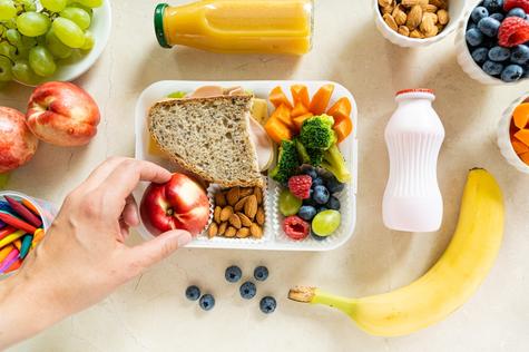 Alimentos como huevos, frutas y yogur son recomendables, mientras que se deben evitar los productos azucarados. Fuente: Shutterstock.    Alimentos como huevos, frutas y yogur son recomendables, mientras que se deben evitar los productos azucarados. Fuente: Shutterstock.