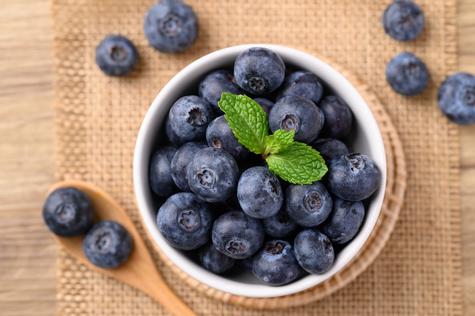 Incluir frutas como fresas, plátanos o arándanos en la dieta no solo ayuda en la prevención de enfermedades, sino que también mejora el rendimiento deportivo. Fuente: Shutterstock. Incluir frutas como fresas, plátanos o arándanos en la dieta no solo ayuda en la prevención de enfermedades, sino que también mejora el rendimiento deportivo. Fuente: Shutterstock.