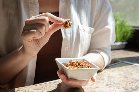 Estos frutos secos aportan ácidos grasos omega-3, antioxidantes y otros compuestos que favorecen la concentración y la memoria. Fuente: Shutterstock.    Estos frutos secos aportan ácidos grasos omega-3, antioxidantes y otros compuestos que favorecen la concentración y la memoria. Fuente: Shutterstock.