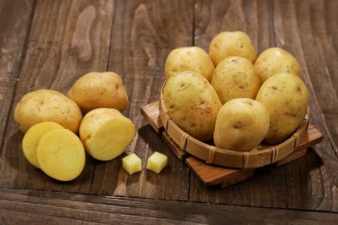 Se recomienda evitar el consumo de cáscaras con manchas verdes o brotes. Fuente: Shutterstock. Se recomienda evitar el consumo de cáscaras con manchas verdes o brotes. Fuente: Shutterstock.