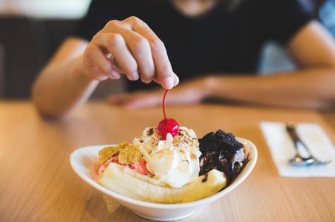 Su versatilidad permite añadir toppings como cacao amargo o frutos secos, manteniendo la esencia saludable. Fuente: Shutterstock. Su versatilidad permite añadir toppings como cacao amargo o frutos secos, manteniendo la esencia saludable. Fuente: Shutterstock.