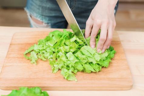 La lechuga se oxida y pierde ligeramente su sabor, si se corta con el cuchillo    La lechuga se oxida y pierde ligeramente su sabor, si se corta con el cuchillo