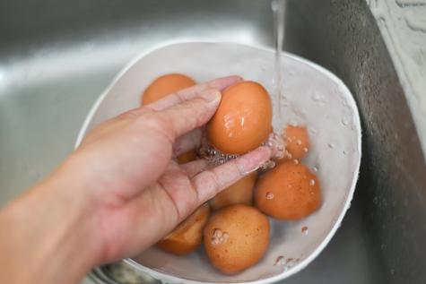 Enjuaga los huevos con agua tibia, ya que el agua fría puede permitir la penetración de bacterias. Enjuaga los huevos con agua tibia, ya que el agua fría puede permitir la penetración de bacterias.