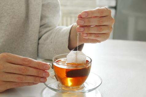 Para tratar un empacho se recomienda ingerir bebidas calientes, como infusiones. Para tratar un empacho se recomienda ingerir bebidas calientes, como infusiones.